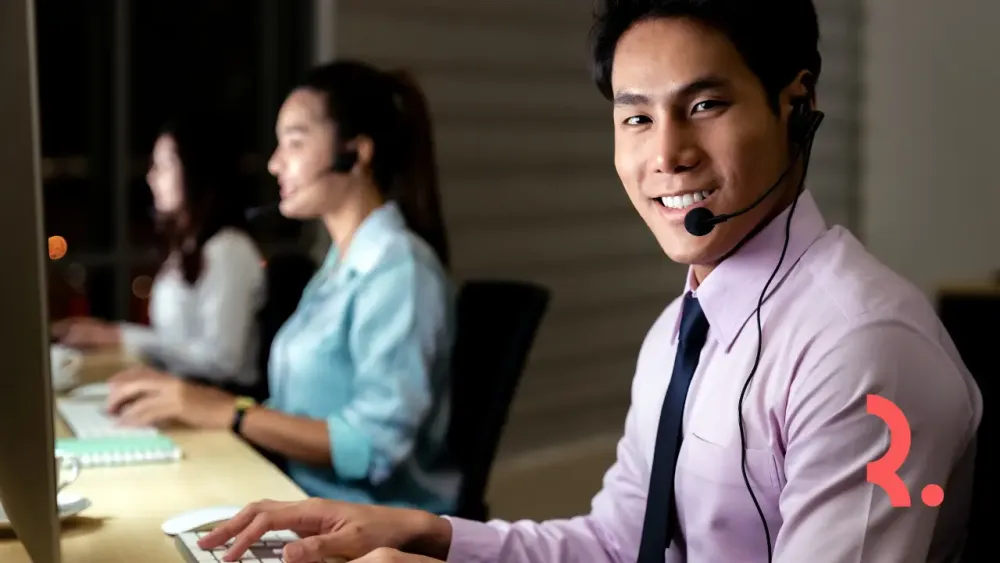 Customer Service Melayani Pelanggan secara Online maupun Offline